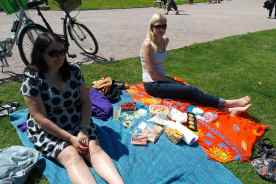 Pühapäevane piknik Orangerie pargis Liisa ja tema töökaaslasega