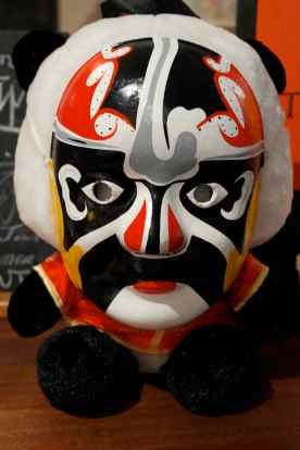 Hiina maskiga panda