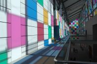 Värvilised ruudud, millega kunstimuuseumi fassaad oli kaetud, jätsid hoone sisse ilusad värvilised varjud